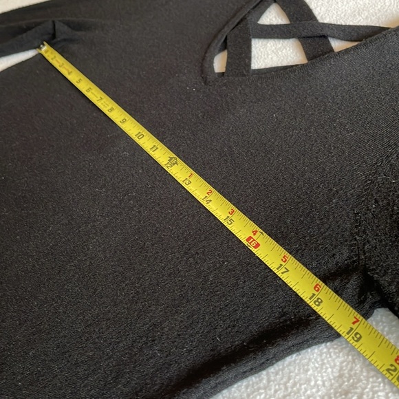 LOVE ELLIE Mia Back Detail Sweater size M - Picture 10 of 12